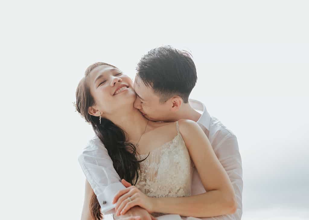 Chụp ảnh cưới dáng ôm từ sau