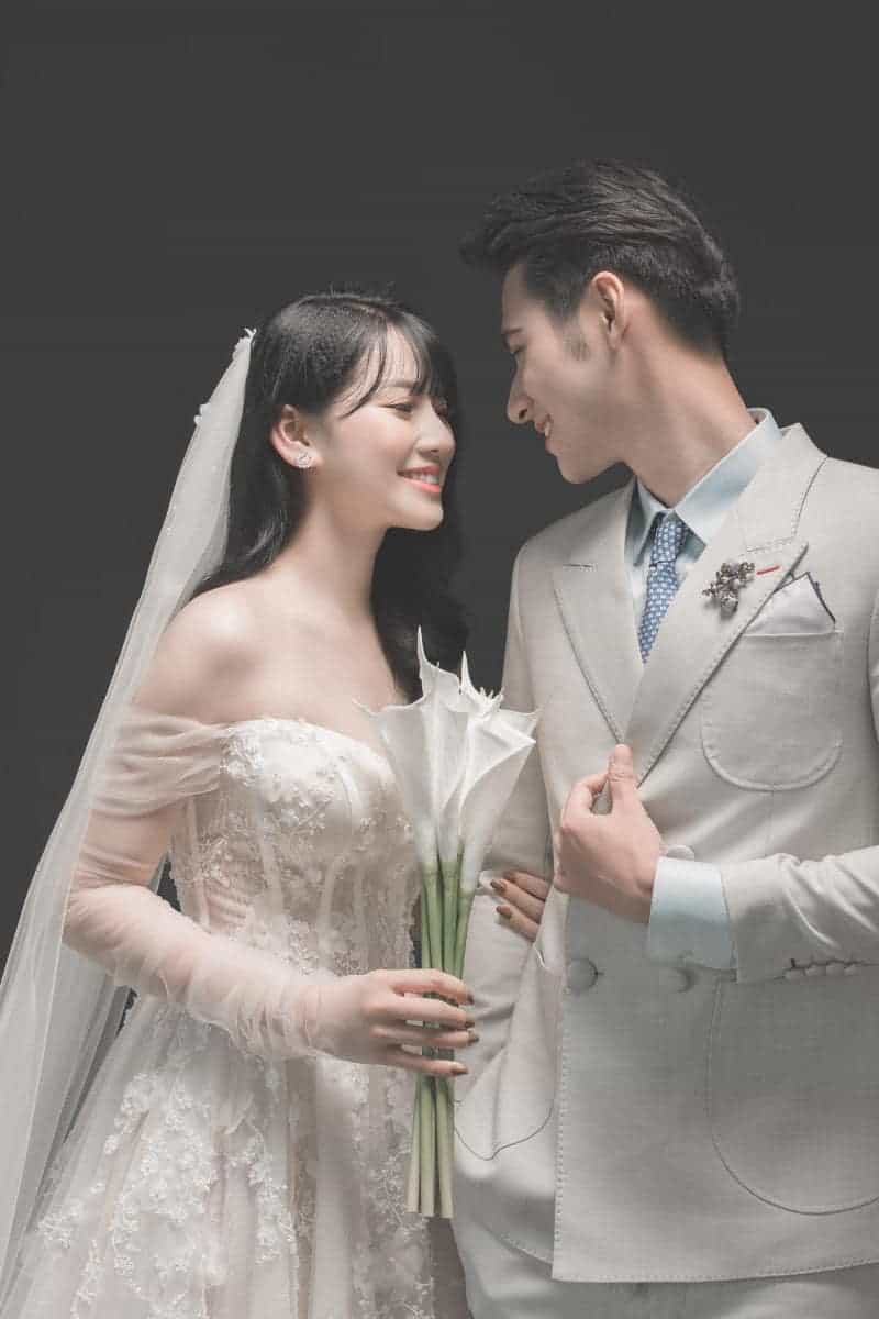 Chụp ảnh cưới hai người nhìn nhau