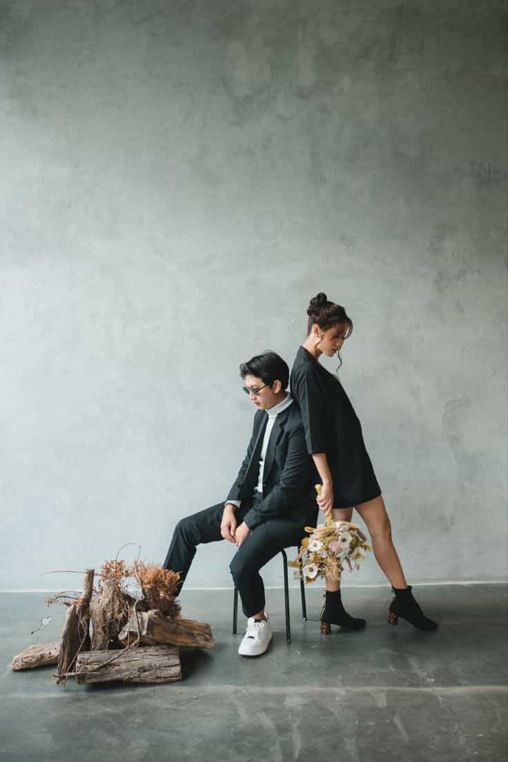 Ảnh cưới tựa vào vai nhau