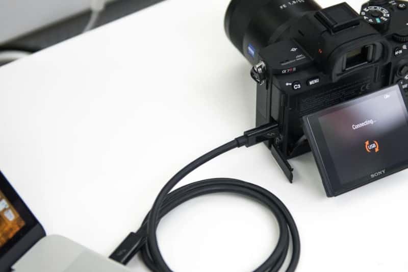 Hầu hết máy ảnh mirrorless hiện nay đều trang bị kết nối không dây