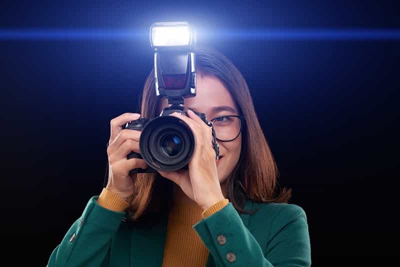 Đèn flash trần cho hiệu ứng bóng đổ rõ nét