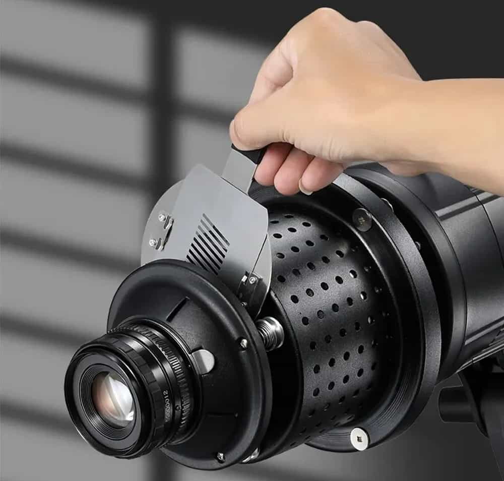 Snoot kiểm soát hướng và độ rộng của luồng sáng