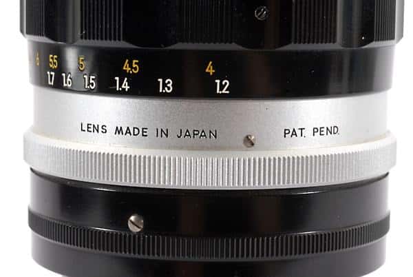 bạn có thể thấy dòng chữ “MADE IN JAPAN” được in trên ống kínhkính