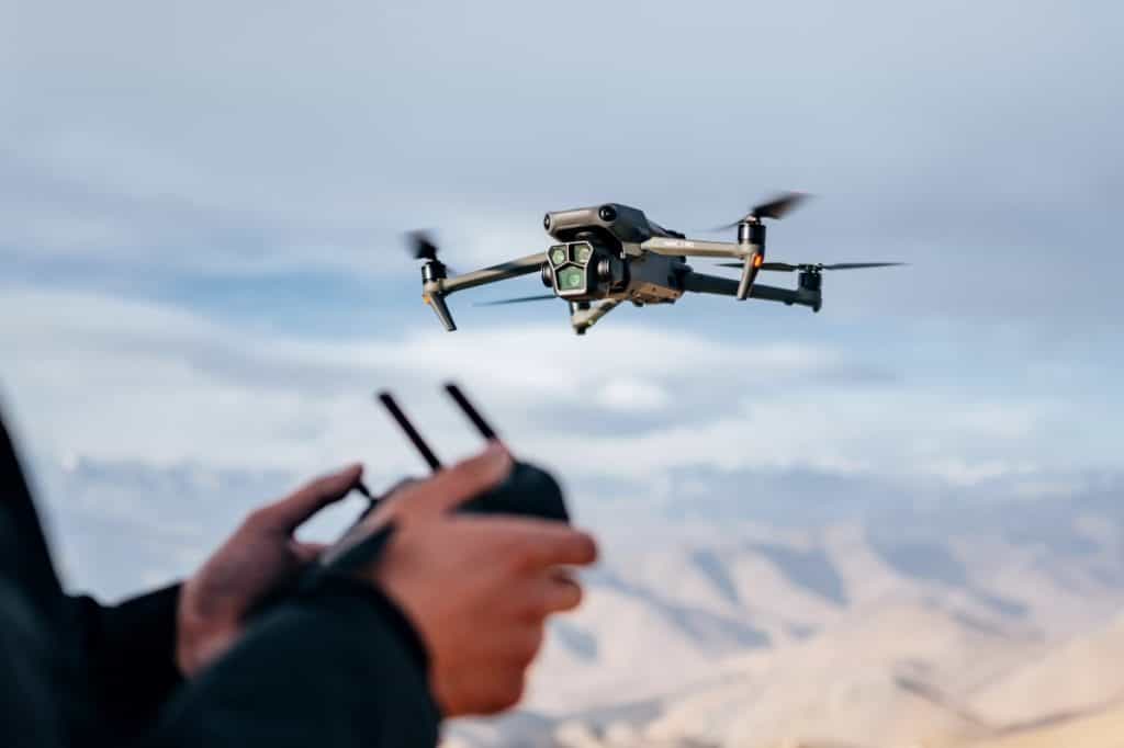 DJI Mavic 3 Pro cũng là một trong những top flycam tốt nhất hiện nay