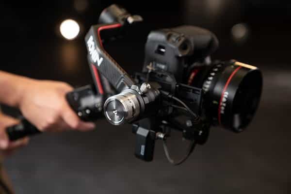 Gimbal DJI RS 2 thuộc top gimbal tốt nhất cho máy ảnh
