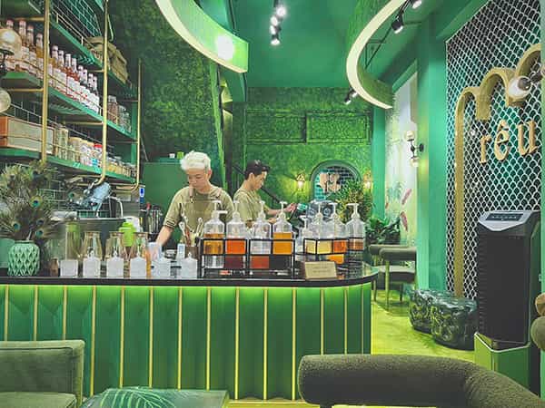 Quán cafe với tông màu decor ấn tượng