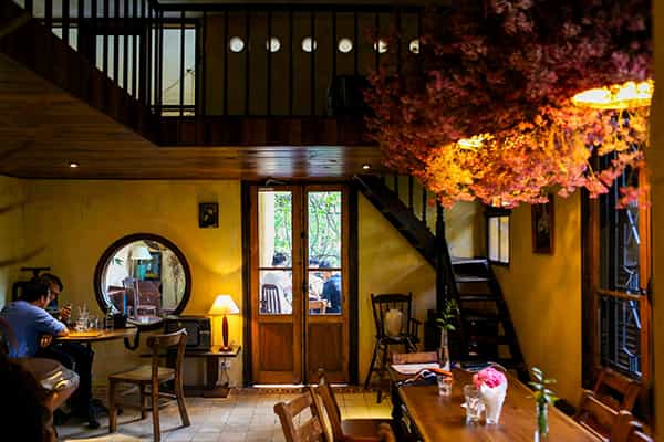 Thưởng thức ly cafe tại biệt thự Pháp cổ ngay giữa Hà Nội