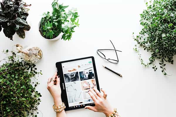 bạn cần biết rõ về quyền lợi và trách nhiệm của mình khi bán hình trên các trang web bán hình ảnh