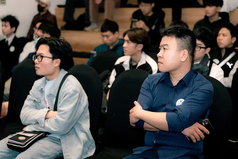 Khách đến tham gia sự kiện