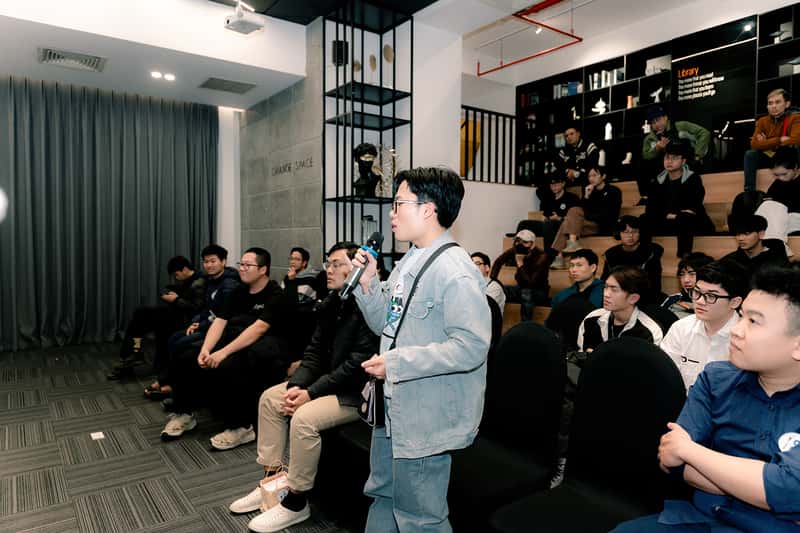 Đặt những câu hỏi và trò chuyện cùng Tùng Phạm