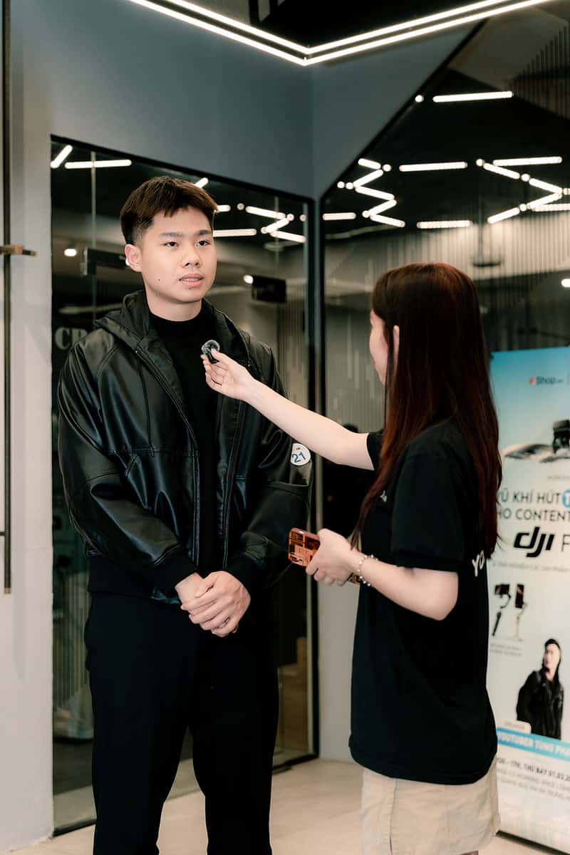 Phỏng vấn khách tham dự
